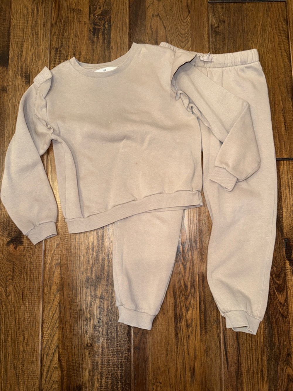 H&M GIRLS Tan Sweatshirt & Jogger Set. Size 6x. Good condition.